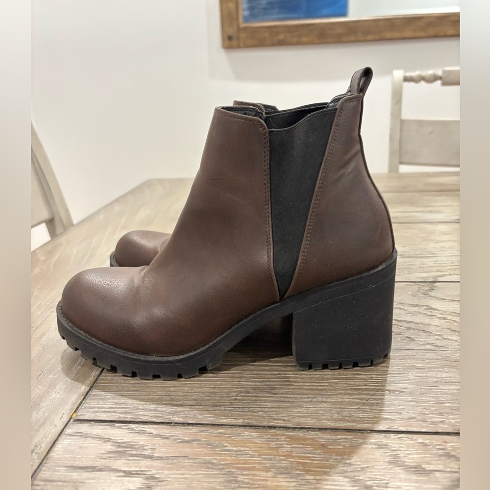 Women’s size 7.5 booties